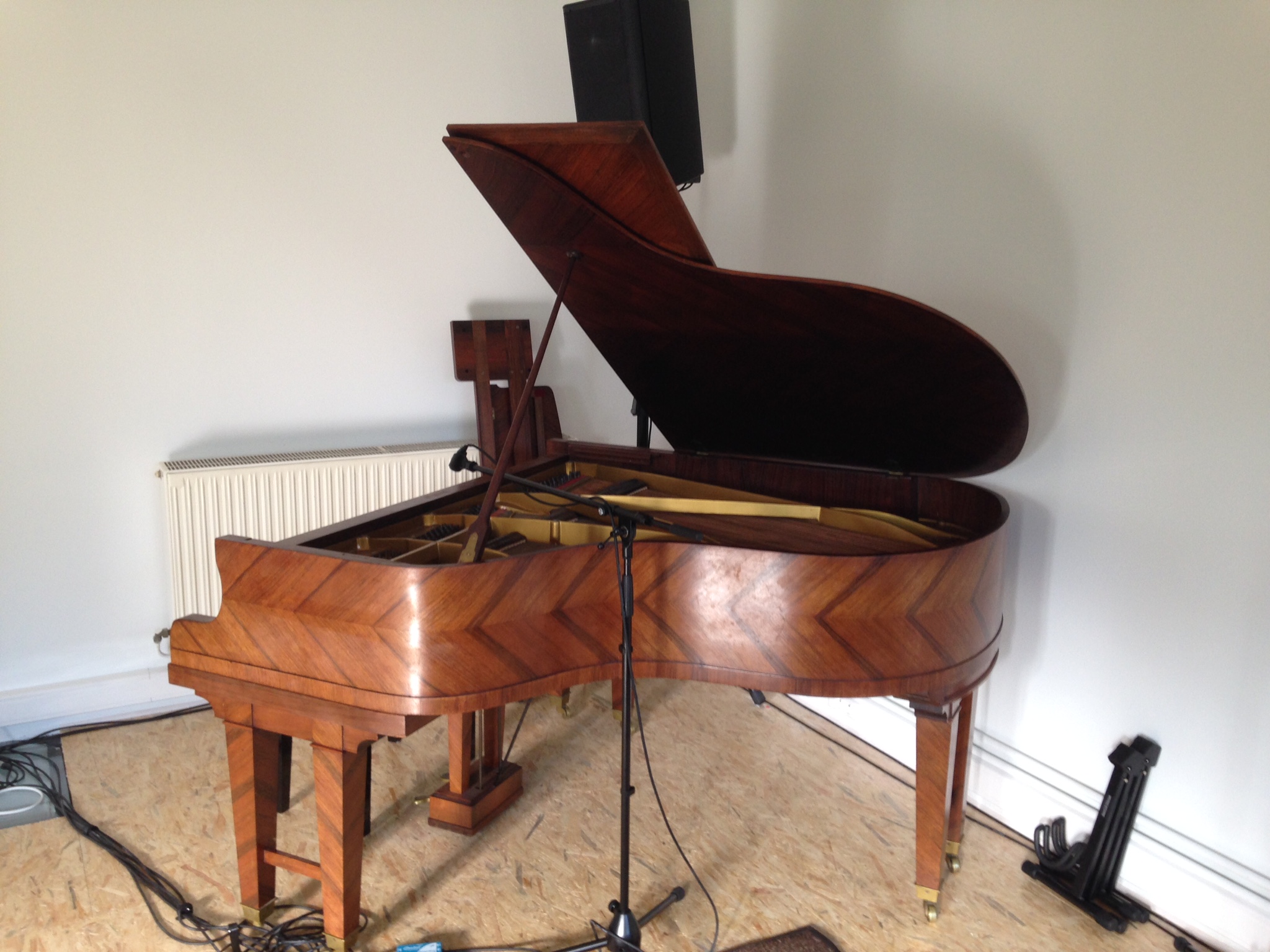 Piano quart queue dans la grande salle