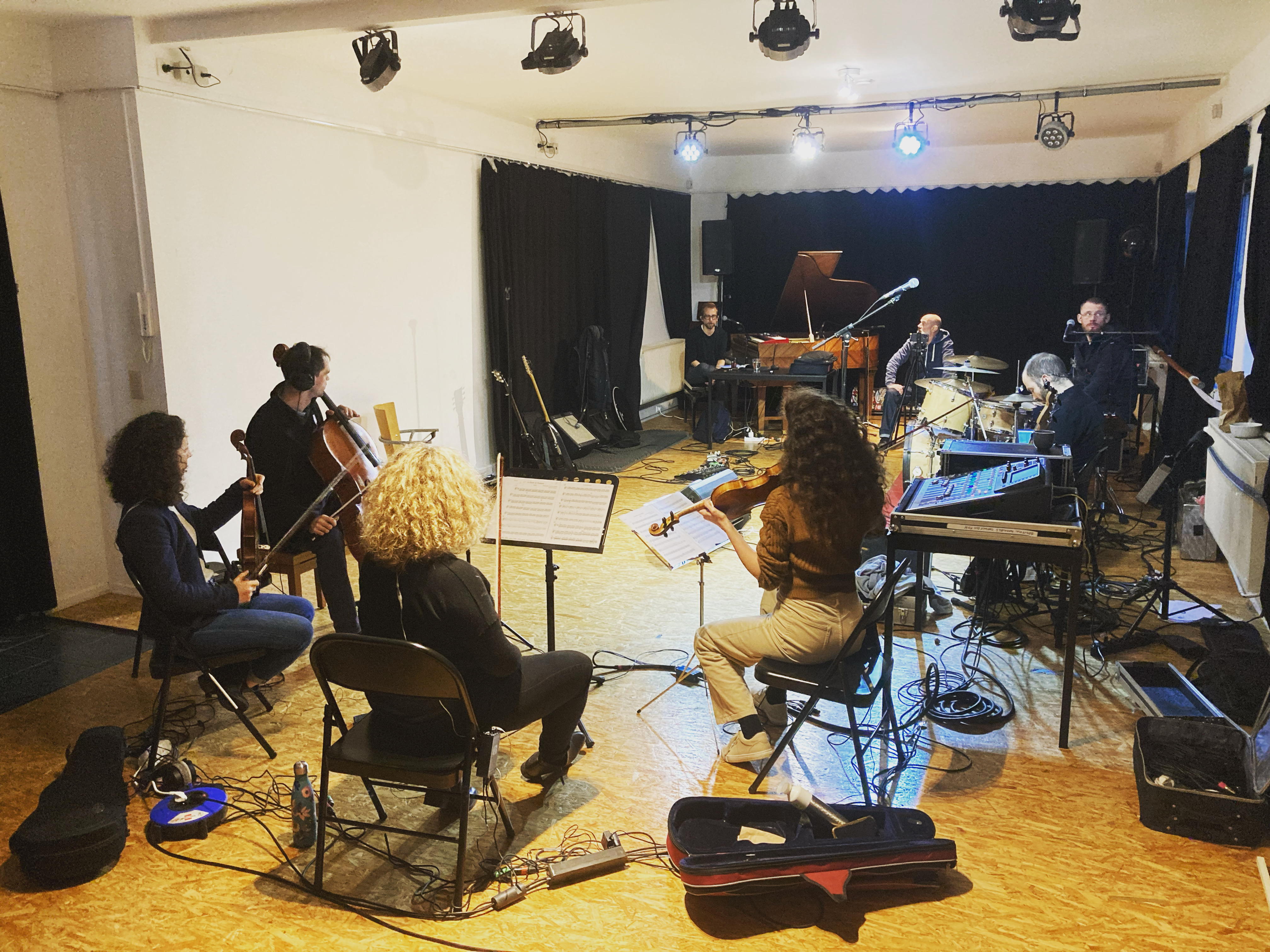 Répétition avec quatuor et groupe rock